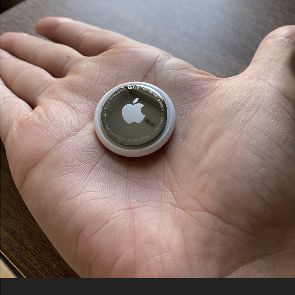 Apple AirTag in Silver and White